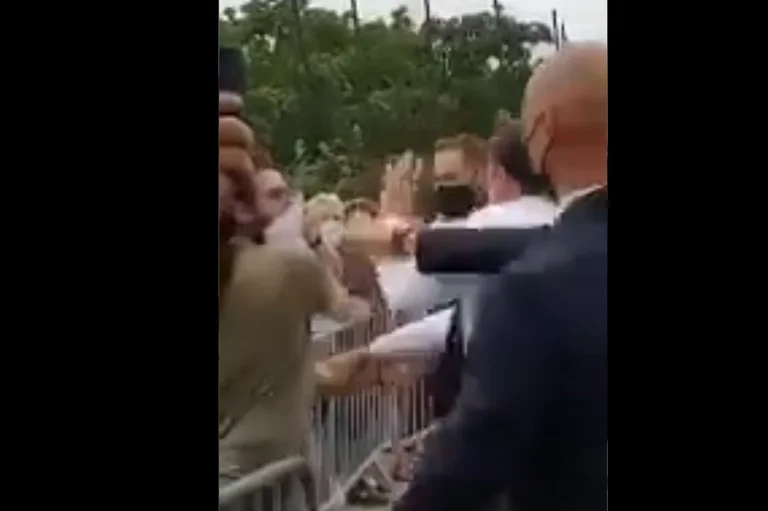 Dy të arrestuar për shuplakën drejt Presidentit Macron