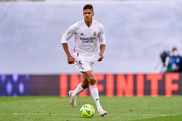 Man Utd i gatshëm të paguajë Raphael Varanen 10.3 milion në vit dhe propozimi mund të pranohet