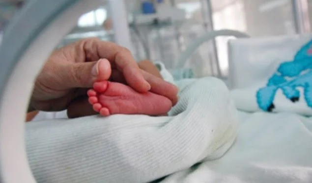 Një burrë pretendon se gruaja e tij ka lindur dhjetënjakë