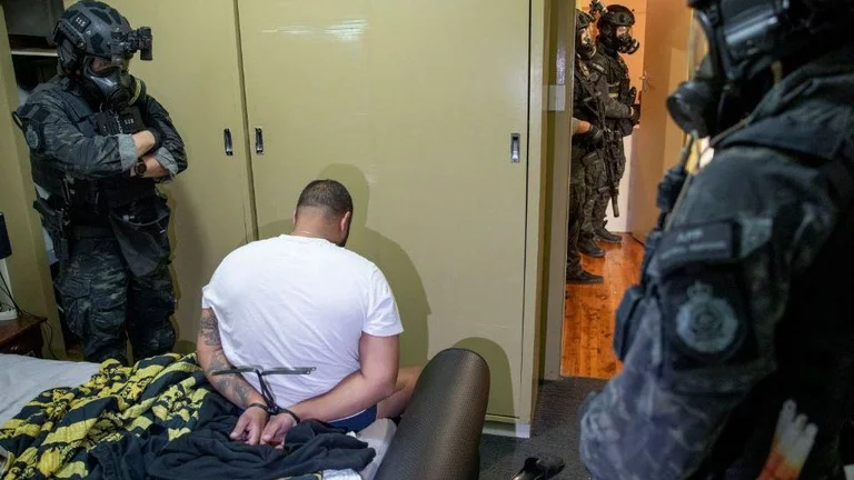 Operacion global: Qindra të arrestuar pasi policia zbulon aplikacionin e fshehtë të kriminelëve