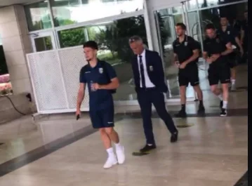 Futbollistët e Kosovës janë nisur për në stadium ku i pret ndeshja kundër Guinesë