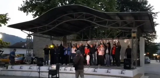 Derisa po pritet gjykimi për Mladiqin, serbët organizojnë shfaqje filmi në mbrojtje të tij