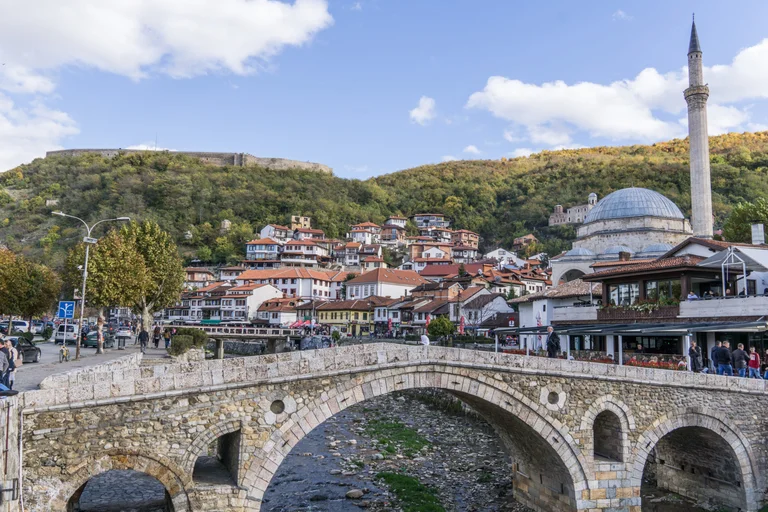 Arrestohet prizrenasi, bashkëjetonte me një të mitur dhe i shkaktonte lëndime trupore