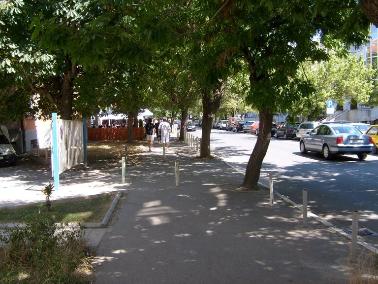Kafja e vogël i bëhet e madhe: Xhipi i Zi i Kuvendit bllokohet dhe merr gjobë te “Kafet e Vogla”