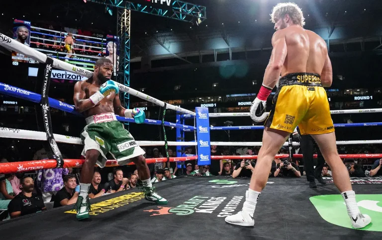 Floyd Mayweather und Logan Paul sind extrem deprimierte Fans