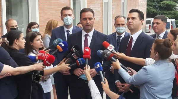 Konjufca confonde DP con PDK durante la visita in Albania