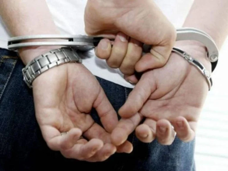 Misshandlung seines Vaters, Polizeiverhaftete in Pristina