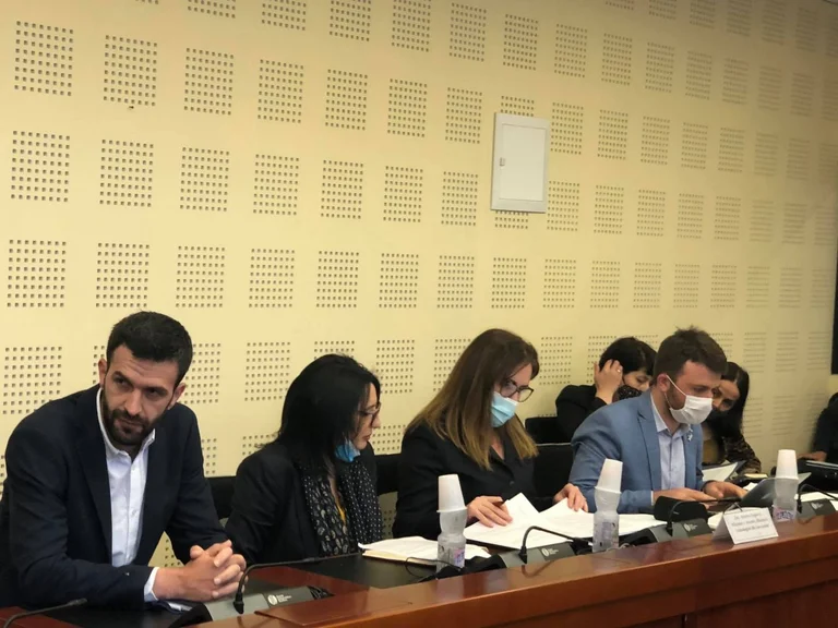 Nagavci parla di copricapo della scuola