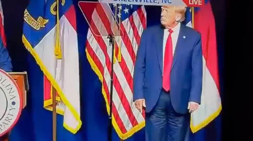 Donald Trump sort avec un pantalon devant le public