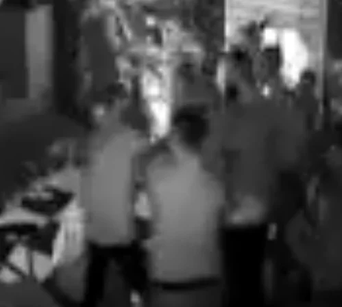 Il momento dello scontro tra la polizia e Faik Fazliu di Veterans (VIDEO)