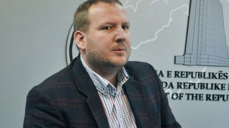 El miembro de la dirección de KLA amenazó con un oficial de policía.
