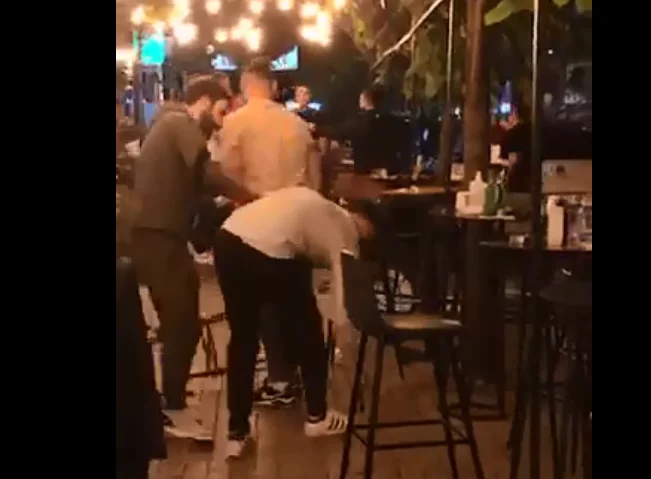 Avec des bouteilles et des chaises, des coups entre certaines personnes au théâtre “ABC” à Pristina