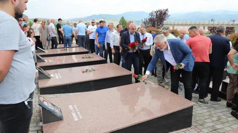 Mitrovica honore 76 martyrs disparus pour la liberté intérieure