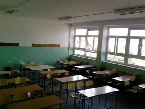 Un insegnante a Malisheva arrestato per maltrattare gli studenti