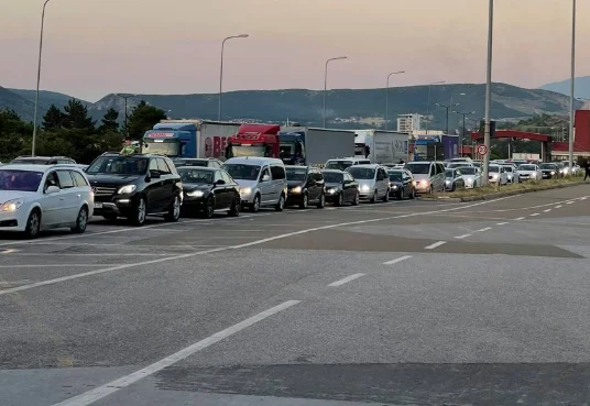 Kosovars hacia Albania, largas columnas en la frontera