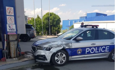 Incidente in Fushe Kosovo, auto della polizia colpisce pompa derivata