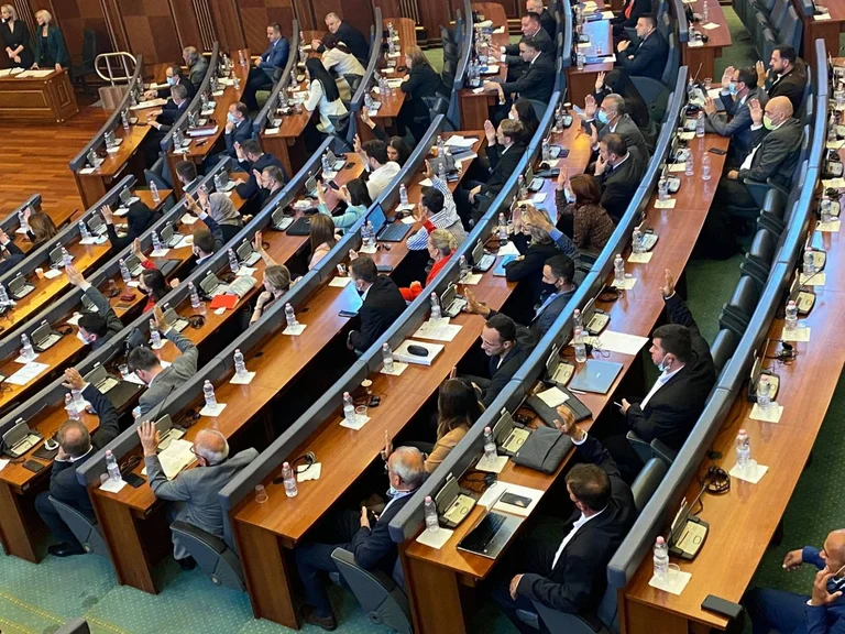 Il Parlamento non approva la risoluzione AAK sul perdono dei debiti durante la pandemia