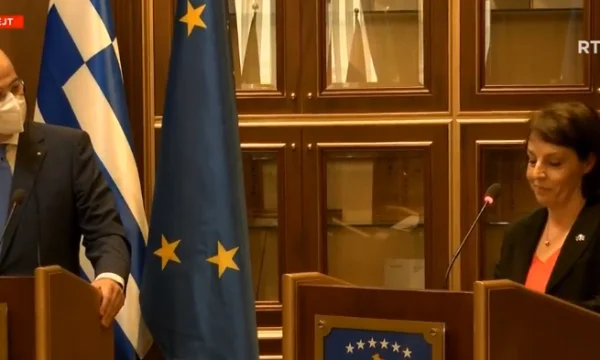 Minister Gervala kommt mit diplomatischer Sprache beim Treffen mit Amtskollegen Dendias