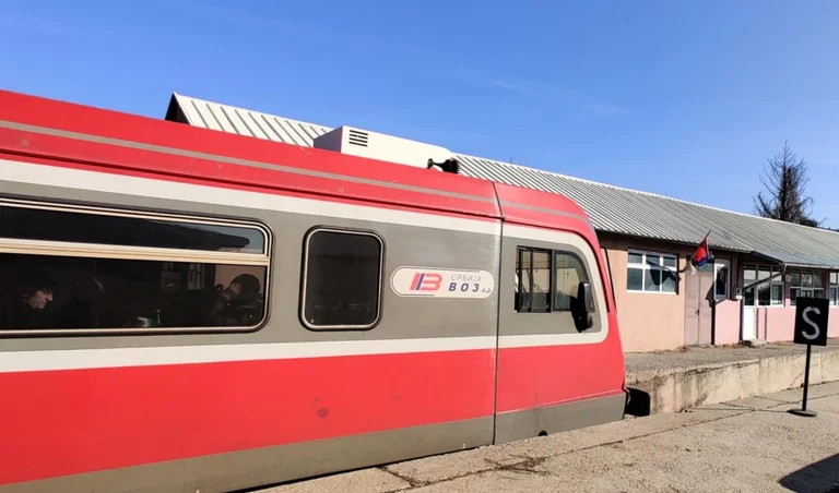 Le train de la Serbie continue à passer par le Kosovo illégalement, la souveraineté contestée
