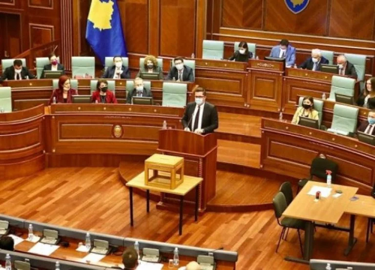 Besian Mustafa s '%e enthält sich an Kurti Regierung: Nipi-daya, Enkel-daya