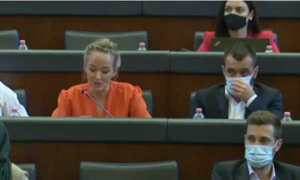 Matoshi fait la promotion du discours dans le pays qu'il a quitté pendant 7 minutes sans pause,