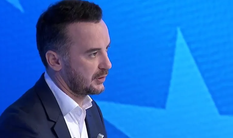 Mollyqa: Kurt va me mettre en place une agence d'espionnage pour les citoyens.