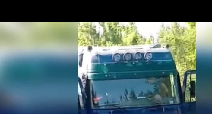 Han de Elez: Los ciudadanos entran en el camión y golpean por razones serias (Vídeo)