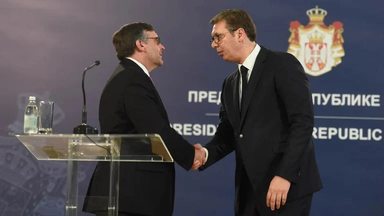 “Danas” cite des diplomates pour le dialogue: L'idée que la Serbie garde le Kosovo sur la carte est toujours en jeu