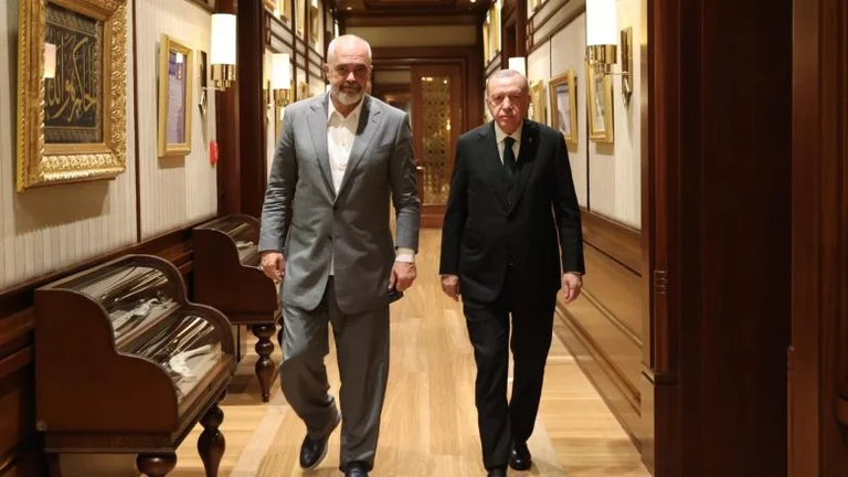 Rama publie des photos avec Erdogan lors de sa visite en Turquie, écrit “Mic”