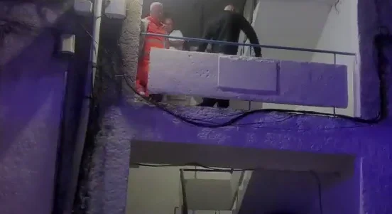 Mamma, apri la porta.