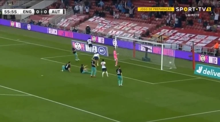 Saka explota el culo del defensor austriaco y pasa Inglaterra a la mano superior