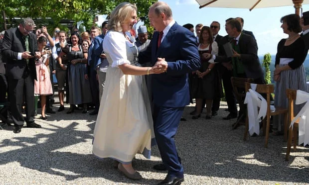 Ex Ministro degli Esteri austriaco a Danzare con Putin al matrimonio impiegato dalla Russia