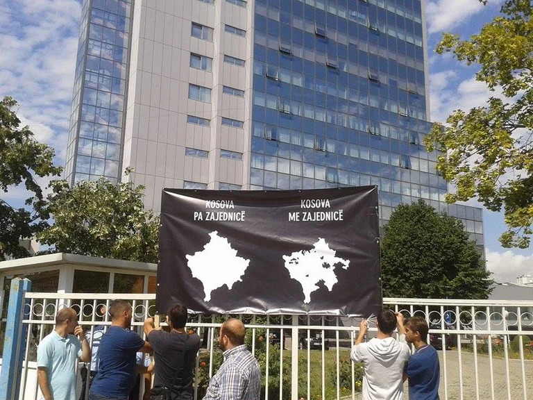 Thème de création de l'association municipale : est “Zajednica” sur la table de dialogue