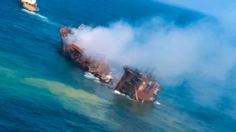 Grande paura del disastro ambientale come navi chimiche affondano