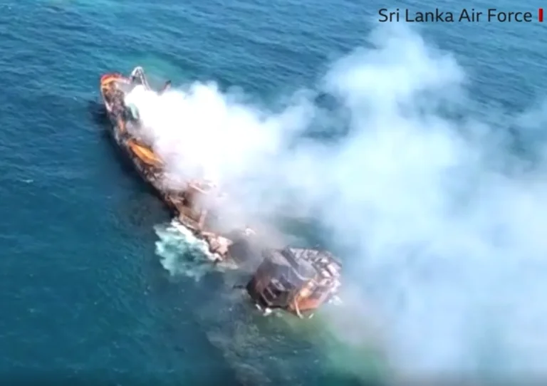 Un cargo entre en flammes et coule, des centaines de tonnes de pétrole coulent dans la mer