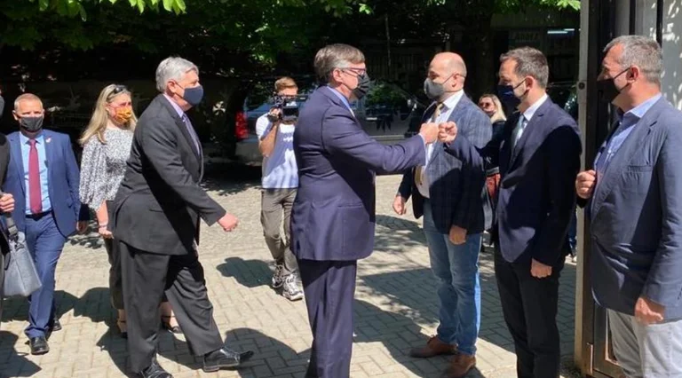 Ambasciata degli Stati Uniti Grazie Palmer per aver visitato il Kosovo