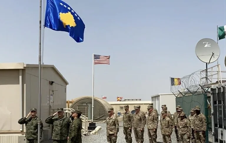 Drapeau du Kosovo soulevé pour la première fois dans la mission de paix du KSF au Koweït