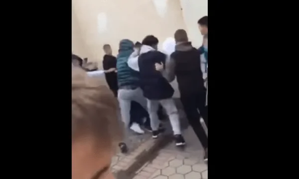 Rrahja dhe therja me thikë në oborrin e shkollës në Prishtinë, Policia ngrit tri kallëzime penale