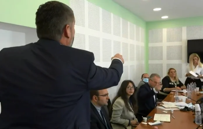 Se acabó en la Comisión: Kastrati i PDK choca con Bisimi y desata la sala
