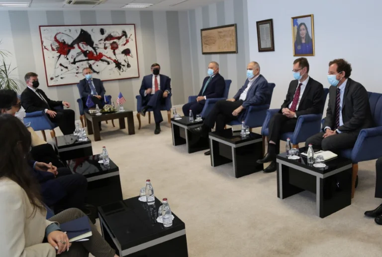 “Experts” des Dialogs mit Serbien gehen zur Bislimi-Meeting mit Lajcak und Palmer