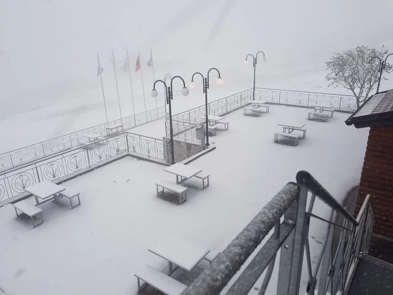 Raramente, la neve copre la Broadway di Dragas in giugno!