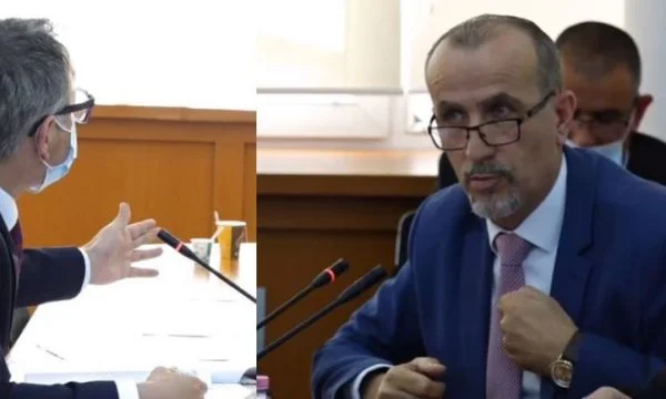 La conspiration passe après que Haxhi a demandé à Viti des assurances de tenir la promesse de vaccin
