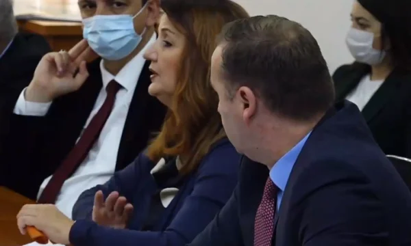 Tu te moques de moi pour ton travail. Kolcak avertit que Zemaj peut arrêter sa parole