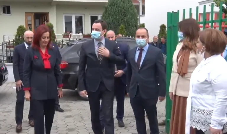 Commander Beane? Kurti fragte, ob er Teil der KLA war, gibt spannende Antworten