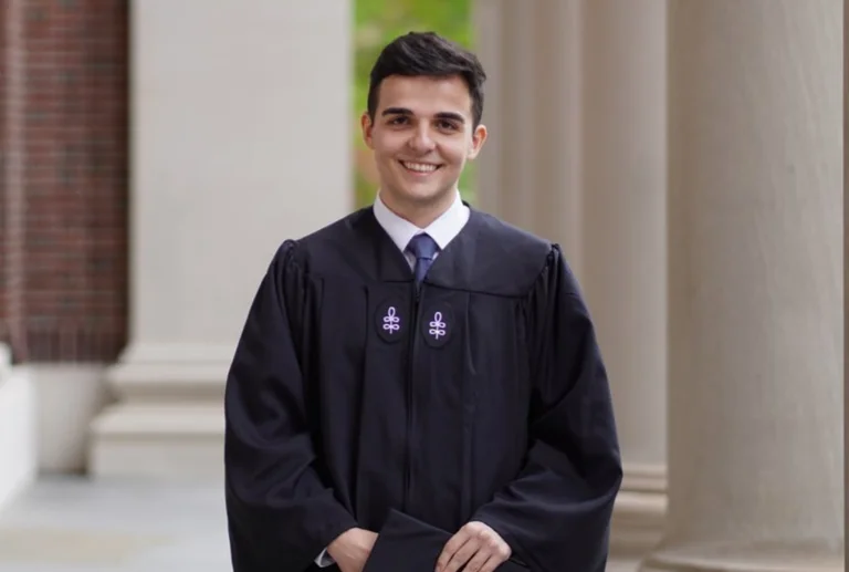 Primer estudiante albanés con licenciatura y maestro Diplomon en Harvard