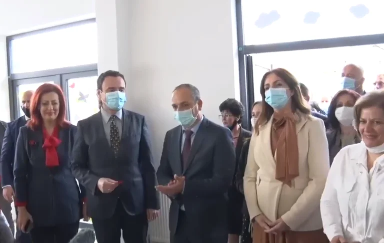 Primo ministro, vice primo ministro, ministro e sindaco si riuniscono per costruire un nido