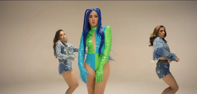 Quando si prova duro e finalmente si fa merda: la nuova canzone di Melinda è un disastro completo
