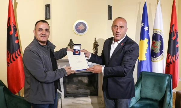 Haradinaj dà la medaglia al VV ufficiale per il contributo alla guerra