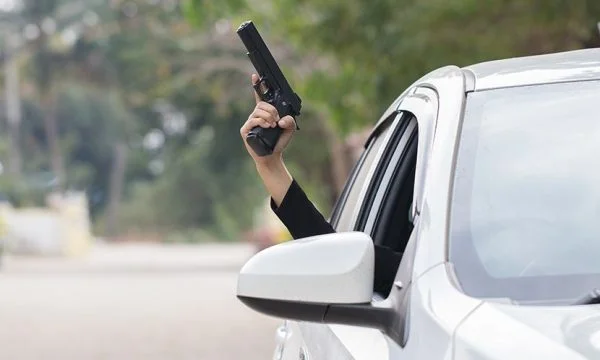 Gun and automatic two cars in Batlava, 5 people arrested