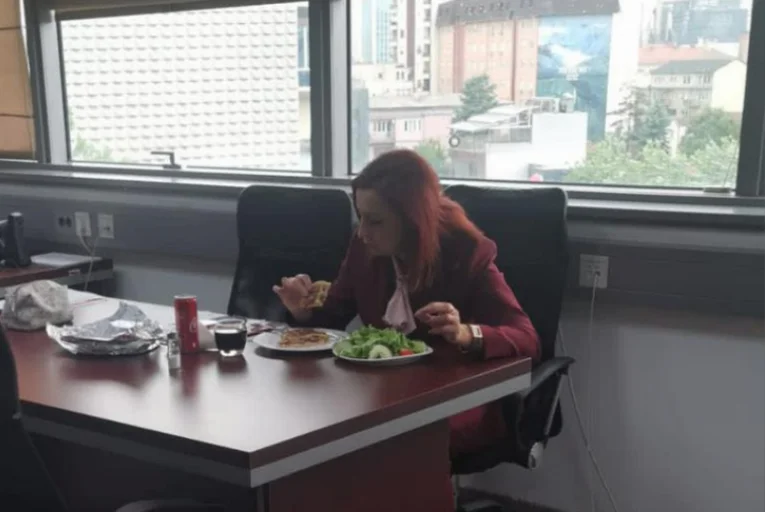 Après avoir rencontré l'agression sexuelle condamnée, le député de Kurt tente de réparer l'image en mangeant au bureau.